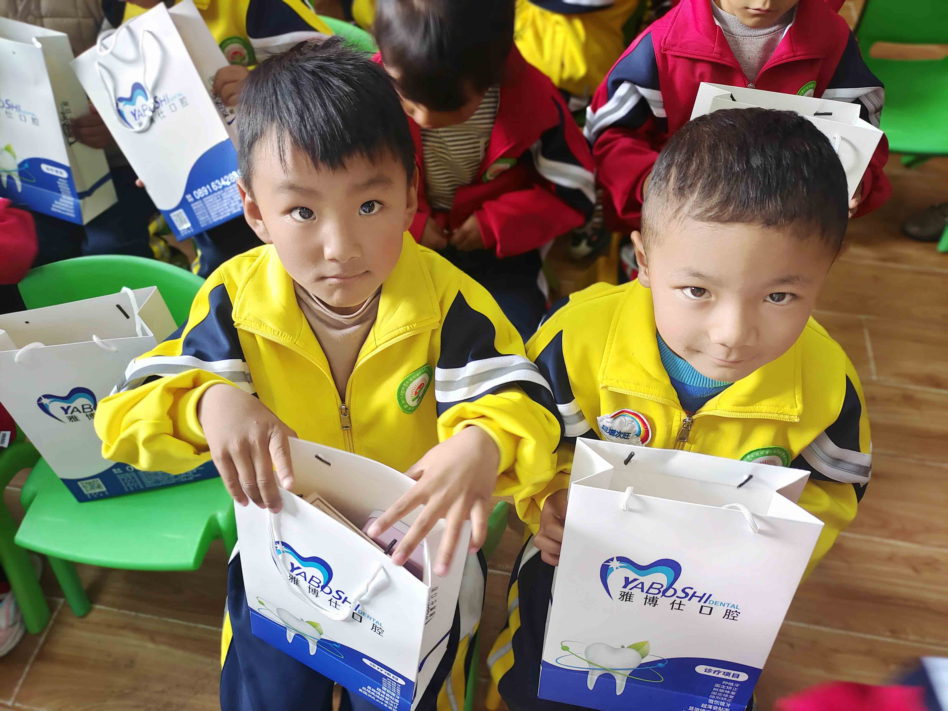 西藏雅博仕&冠博仕口腔医院与西藏三地市疾控中心联合开展“全国爱牙日”活动